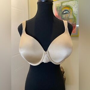 NWOT/VanityFair 40c/90 underwire bra w/lace detail,nylon/spandex pad/cup/lining